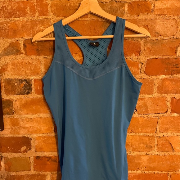 Two Nike workout tanks - Picture 5 of 8